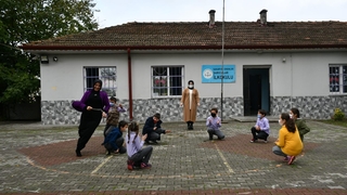 Durmuş, çocuklarla yağ satarım oyununu oynadı