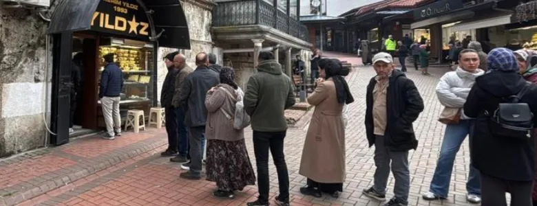 Düşüşle birlikte kuyumculara akın ettiler! Altın fiyatları...