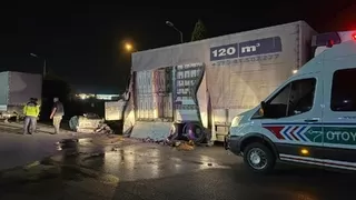 Duvar kağıdı yüklü kamyonda yangın