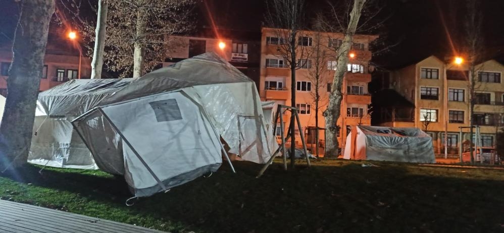 Düzce'de çadırları lodos vurdu