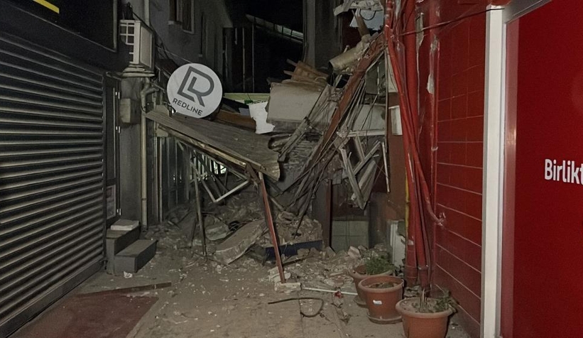 Düzce'de depremin ardından bir iş yeri yıkıldı