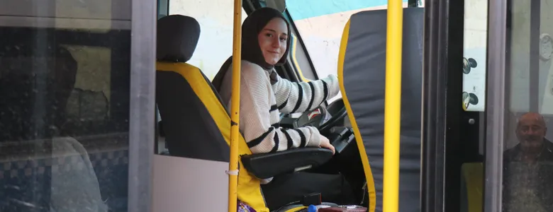 Ebelik öğrencisi dolmuş şoförlüğü yapıyor