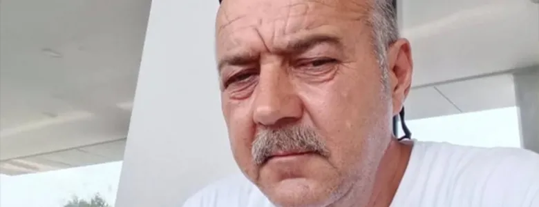 Ecel bahçede ot biçerken geldi