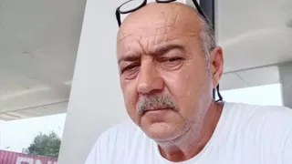 Ecel bahçede ot biçerken geldi