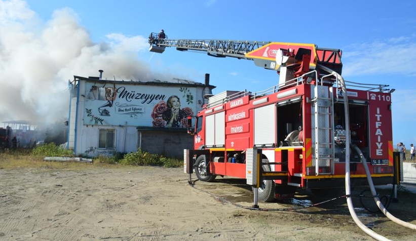 Eğlence mekanı yangında kül oldu