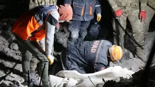 Ekipleri enkazda, gönüllüleri vatandaşın yanında
