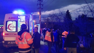 Ekmek almaya giderken servis aracının altında kaldı