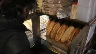 Ekmek fiyatını 20 liradan 12,5 liraya düşürdü