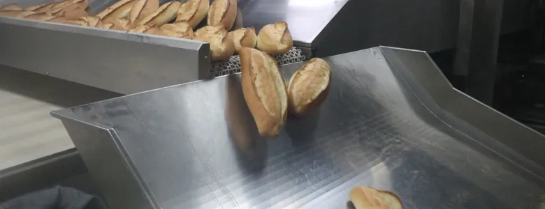 Ekmek fiyatını 20 liradan 12,5 liraya düşürdü