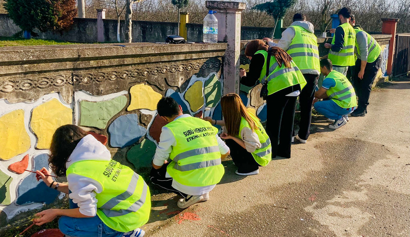 El ele verdiler ilkokulun duvarlarını boyadılar