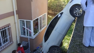 El freni çekilmeyen araç duvardan uçtu