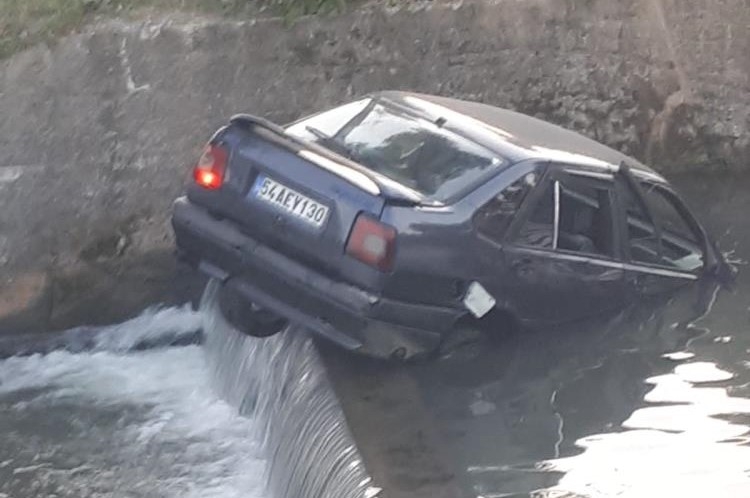 El freni çekilmeyen otomobil dereye düştü