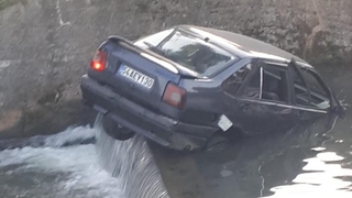El freni çekilmeyen otomobil dereye düştü