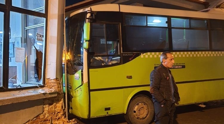 El freni çekilmeyen yolcu minibüsü kıraathaneye dalıyordu