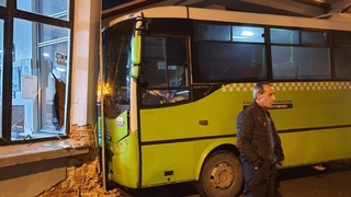 El freni çekilmeyen yolcu minibüsü kıraathaneye dalıyordu