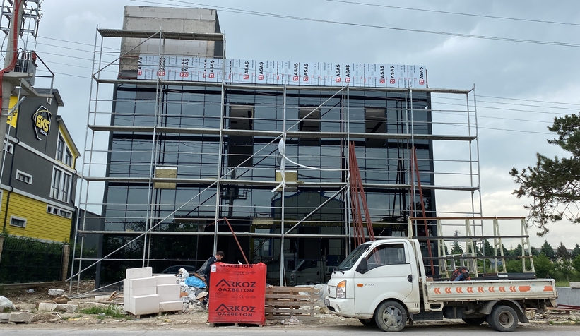 Elektrik akımına kapılan işçi, 3'üncü kattan düştü