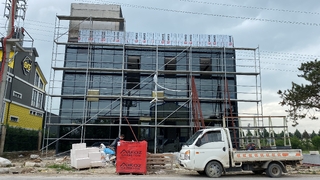 Elektrik akımına kapılan işçi, 3'üncü kattan düştü