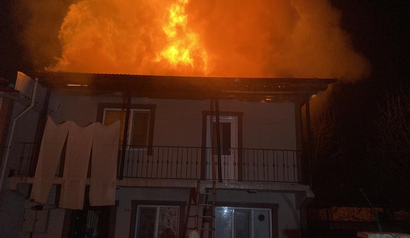 Elektrik trafosu patladı, 2 katlı ev alev alev yandı