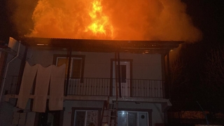 Elektrik trafosu patladı, 2 katlı ev alev alev yandı