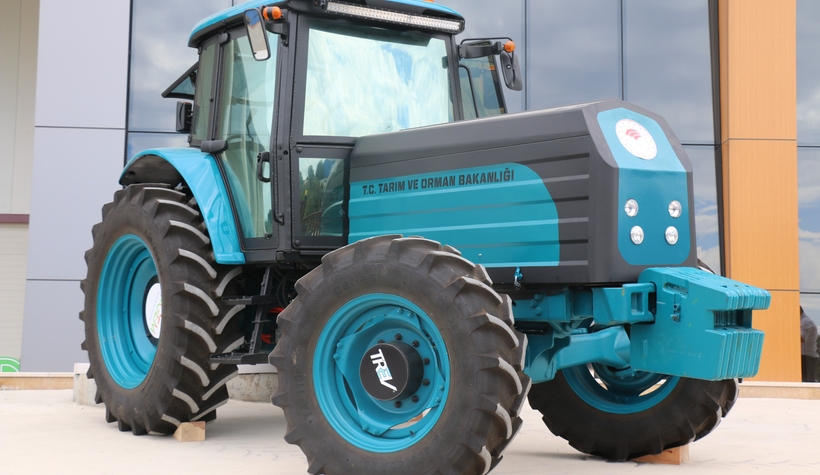 Elektrikli traktörde talih kuşu komşuya kondu