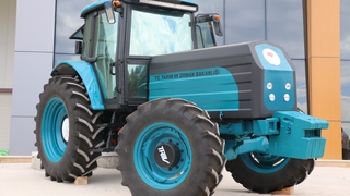 Elektrikli traktörde talih kuşu komşuya kondu