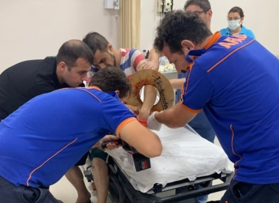 Elini sıkıştırdığı salça makinesiyle acile yetiştirildi