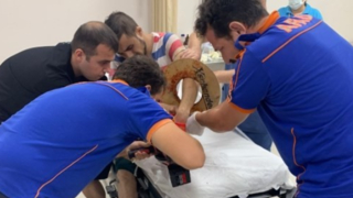 Elini sıkıştırdığı salça makinesiyle acile yetiştirildi