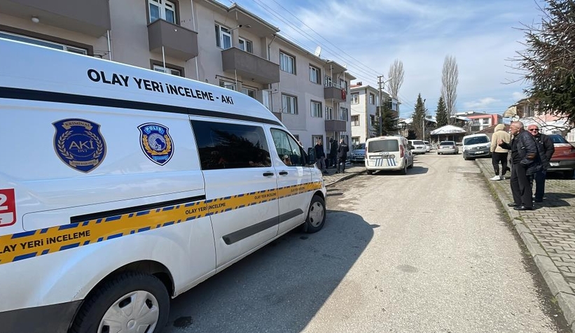 Emekli müdür evinde ölü bulundu