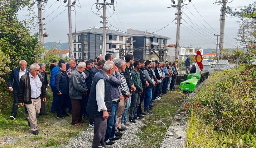 Emekli uzman çavuşun katlettiği eşi ve oğlu toprağa verildi