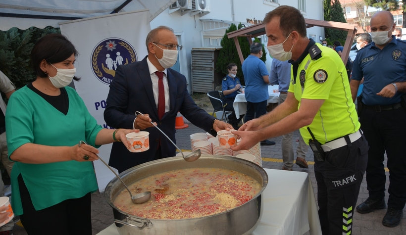Emniyet personeline aşure dağıttılar