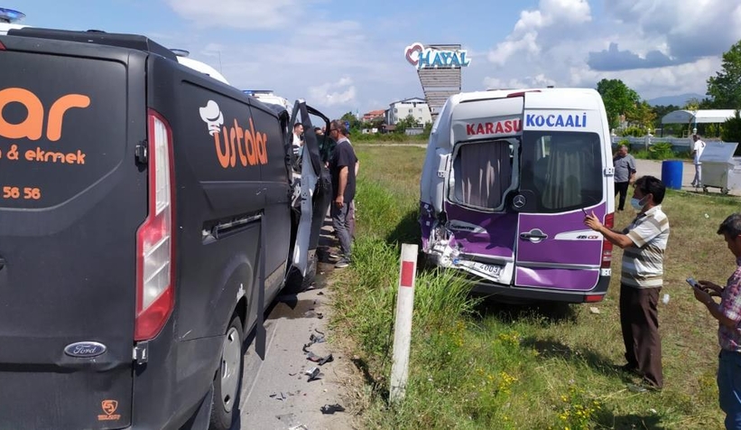 Emniyet şeridinde yolcu indiren minibüse çarptı: 3 yaralı