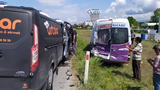 Emniyet şeridinde yolcu indiren minibüse çarptı: 3 yaralı