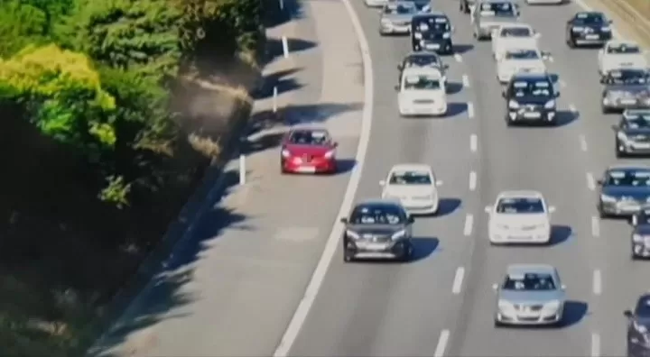 Emniyet şeridini kullananlar polis dronuna takıldılar