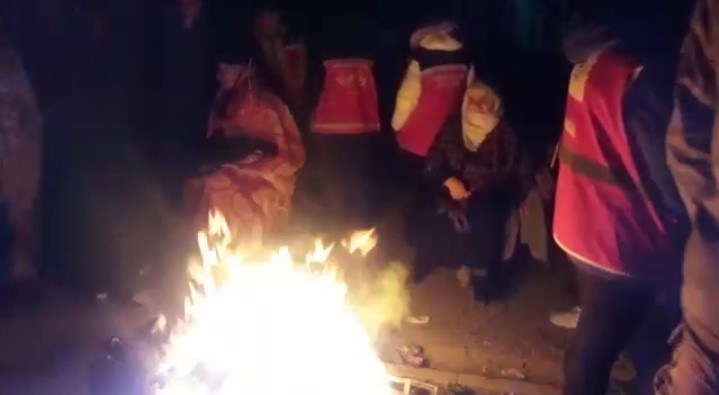  En acı bekleyiş: Enkazdaki çocuklarından iyi haber bekliyorlar