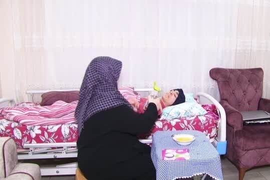 Engelli kızına 41 yıldır bebek gibi bakıyor
