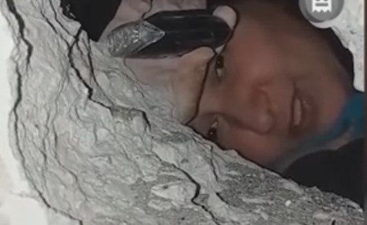 Enkaz aldıntaki kadından yürek burkan sözler: Ümidimi kesmiştim