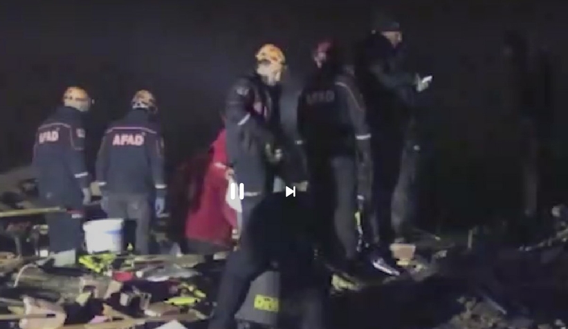 Enkaz altında yaptığı sosyal medya paylaşımıyla hayatta kaldı