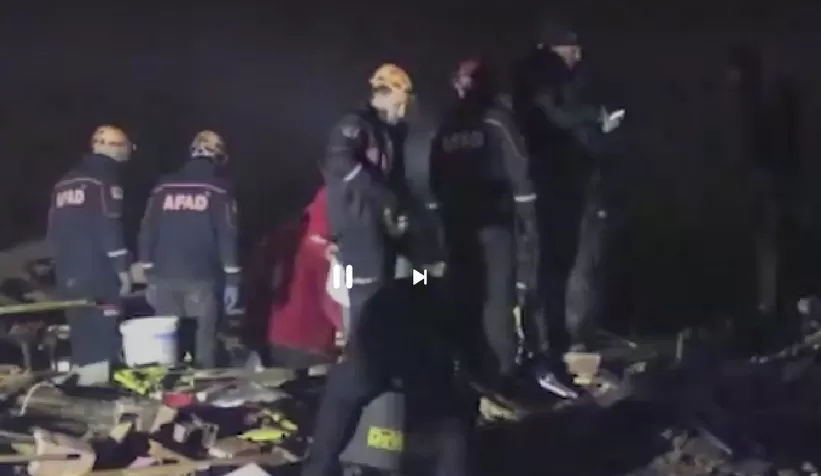 Enkaz altında yaptığı sosyal medya paylaşımıyla hayatta kaldı