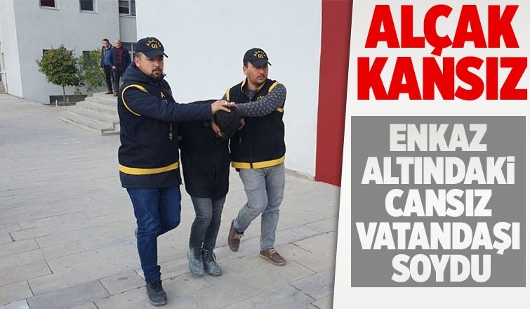 Enkaz altındaki cansız vatandaşı soydu