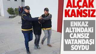 Enkaz altındaki cansız vatandaşı soydu