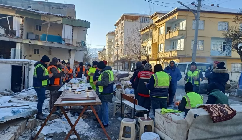 Enkazda can aramıştı kuran okutup yemek dağıttırdı