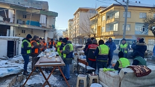 Enkazda can aramıştı kuran okutup yemek dağıttırdı