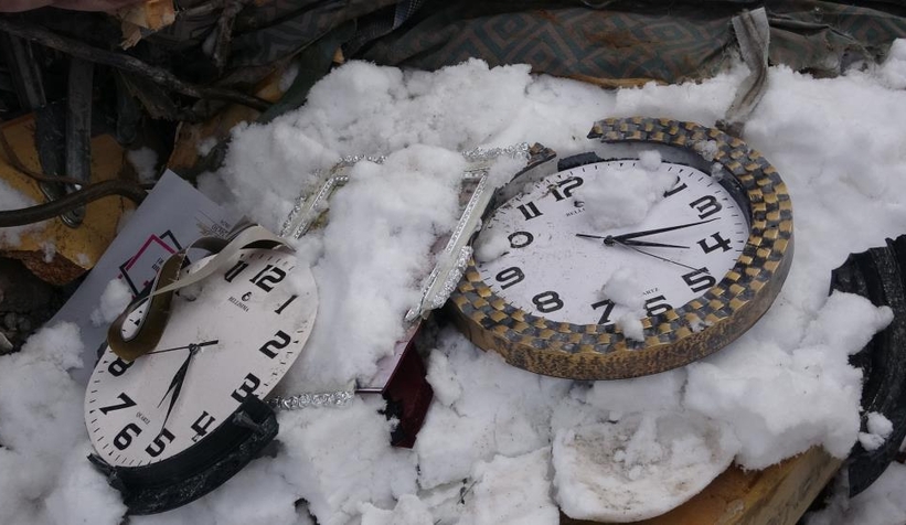 Enkazın altında bulunan saat 04.17'de durmuş