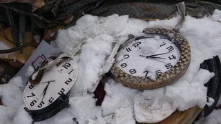 Enkazın altında bulunan saat 04.17'de durmuş