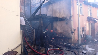 Evlerinin yanışını gözyaşları içinde çaresizce izlediler