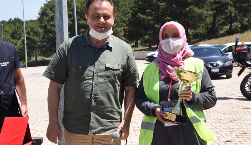 Erkeklere taş çıkararak, en büyük balığı yakaladı