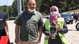 Erkeklere taş çıkararak, en büyük balığı yakaladı