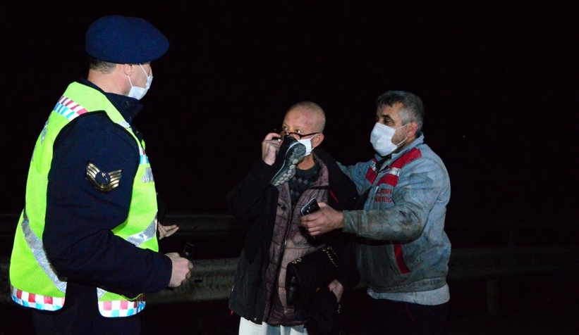 Eşi otomobilde sıkışan sürücü şoka girdi