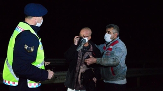 Eşi otomobilde sıkışan sürücü şoka girdi