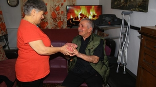 Eşine bebek gibi bakıyor